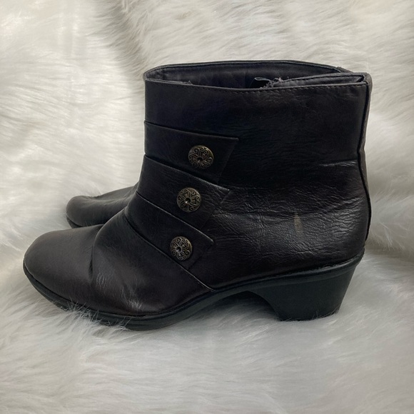 Woman’s size 10W Ankle Boots with Button Accents - Picture 4 of 7